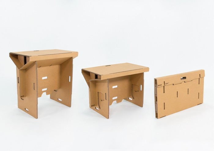 Refold: Ausklappbarer Schreibtisch aus Pappe