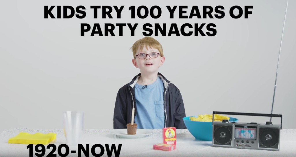 Kinder probieren Party Snacks der letzten 100 Jahre