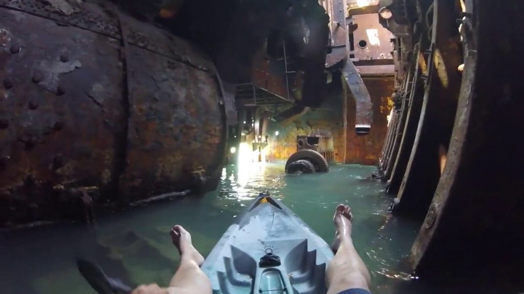 Mit dem Kayak durch ein Schiffswrack (Lost Place)