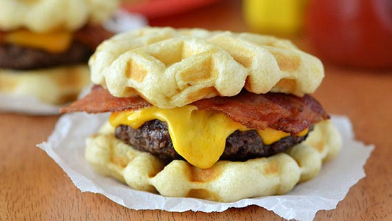 Waffled-Bun Bacon Cheeseburgers - Bacon Cheeseburger mit Waffel Buns