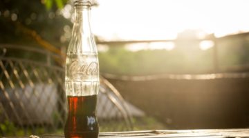 Coca Cola Flasche im Sonnenschein