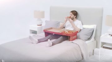 Pizza Karton lädt zum Essen im Bett ein